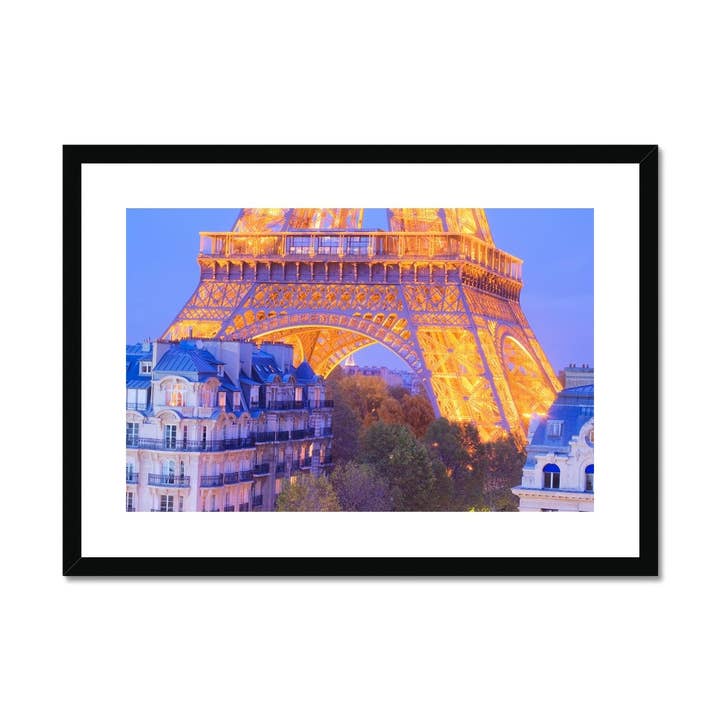 Eiffeltornets mittsektion Horisontell i skymning Inramat och monterat för wholesale av Sorbey