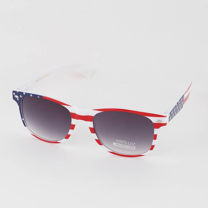 Multicolorido Óculos de sol American Flag Wayfarer para venda a revendedores na Faire2