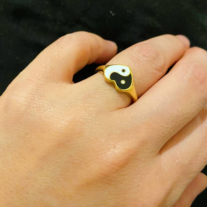 Ellison+Young - Venta al por mayor Anillo de sello - Anillo con sello de corazón Yin Yang1