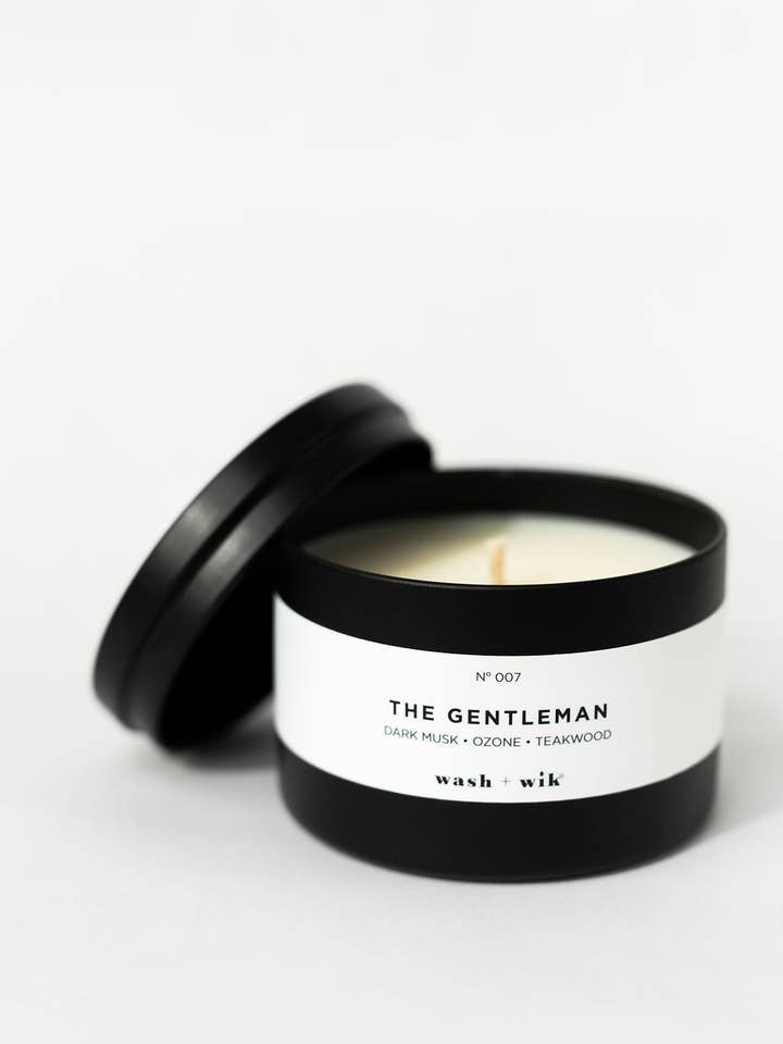 Il Gentiluomo - Lattine Nere da 8oz - Candela in Cera di Soia con 1 Stoppino per la vendita all'ingrosso da parte di Wash and Wik