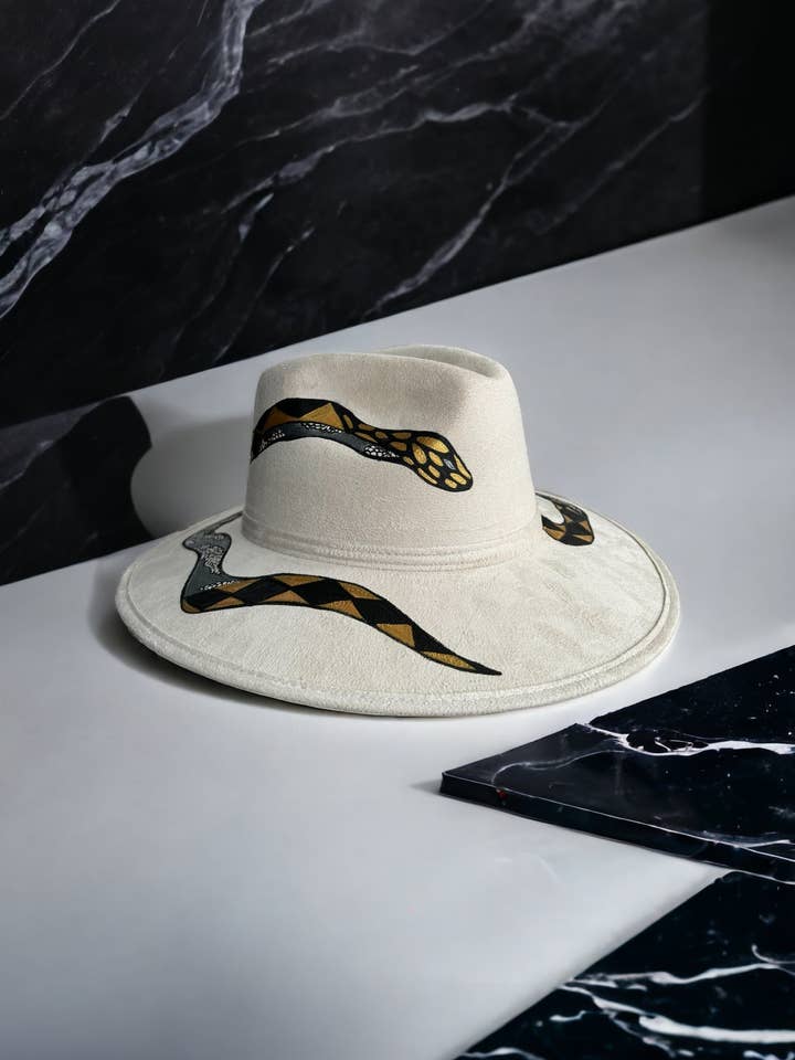 Cappello in pelle scamosciata verniciata bianca Gilded Serpent per la vendita all'ingrosso da parte di Bella Soul