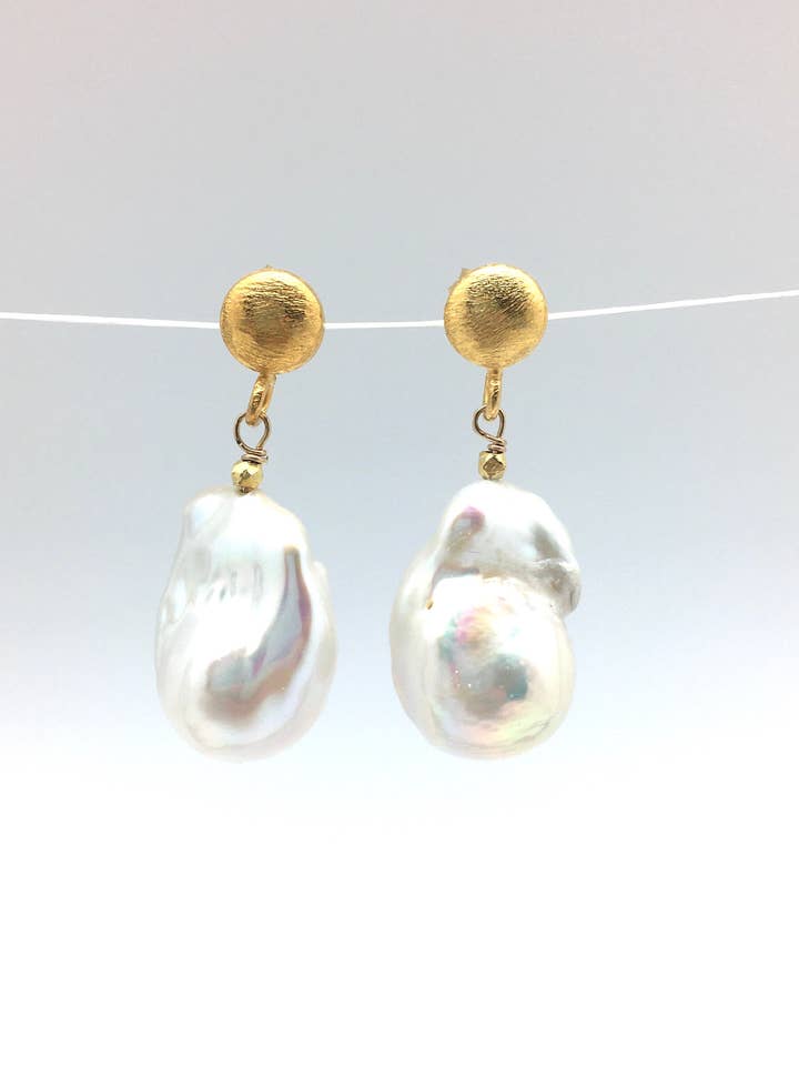 Arabella barock örhänge - vit pärla för wholesale av In2 design