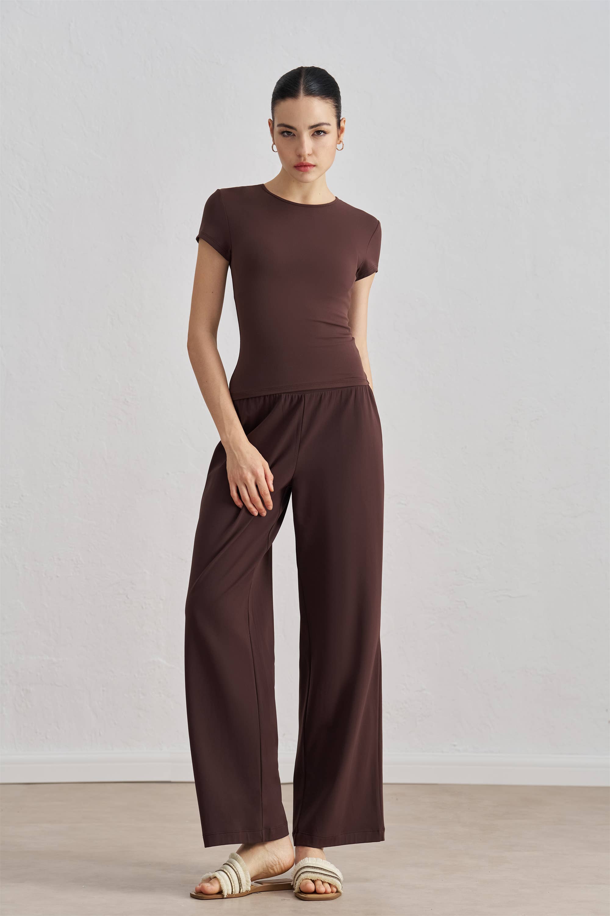 91thelabel - Vente Haut de sport – femme - T-shirt de sport sculpté à col rond et manches courtes Tessa2