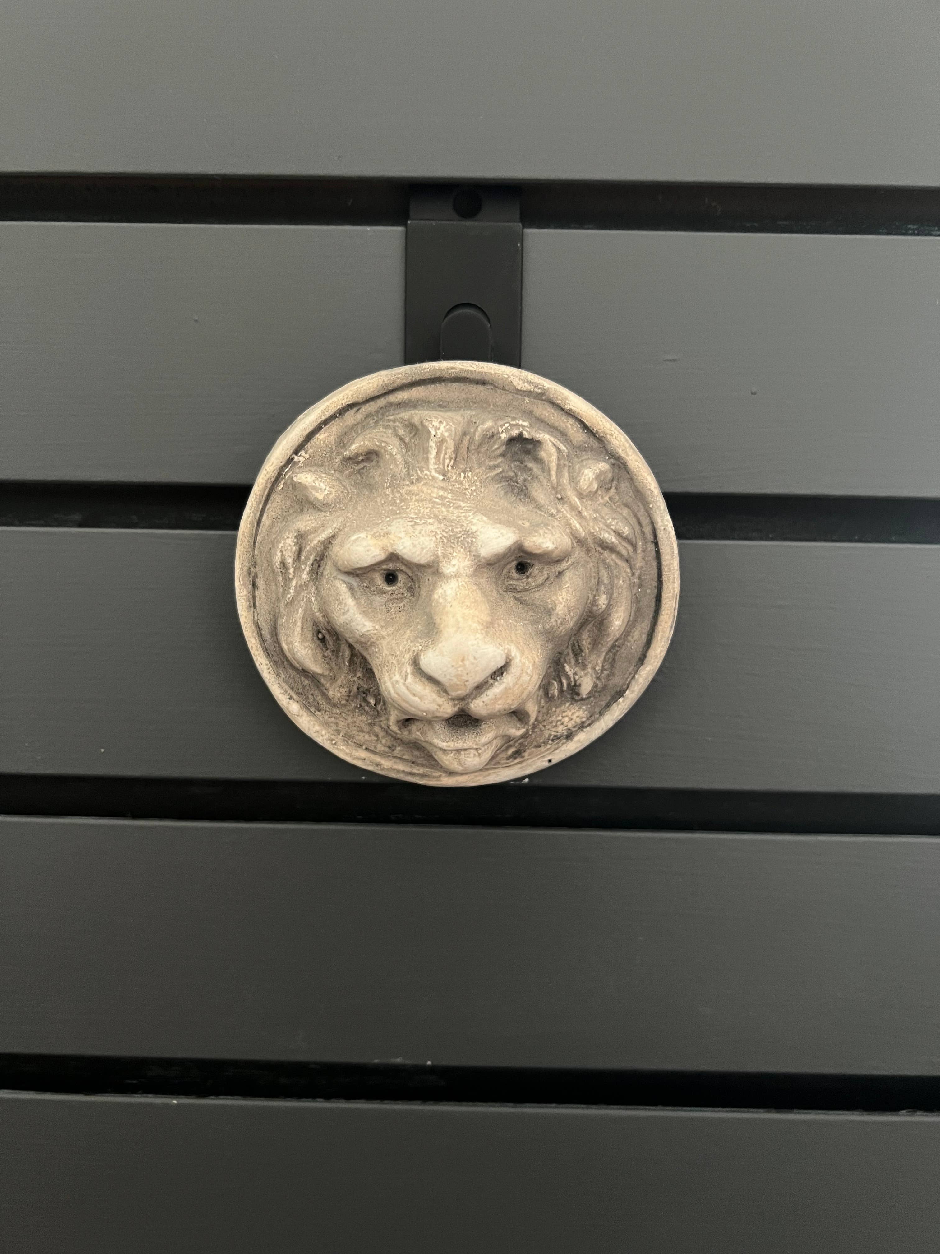Masterpiece Studio - Wholesale Plaque - Small Round Lion Medallion Wall Plaque (PL11)1