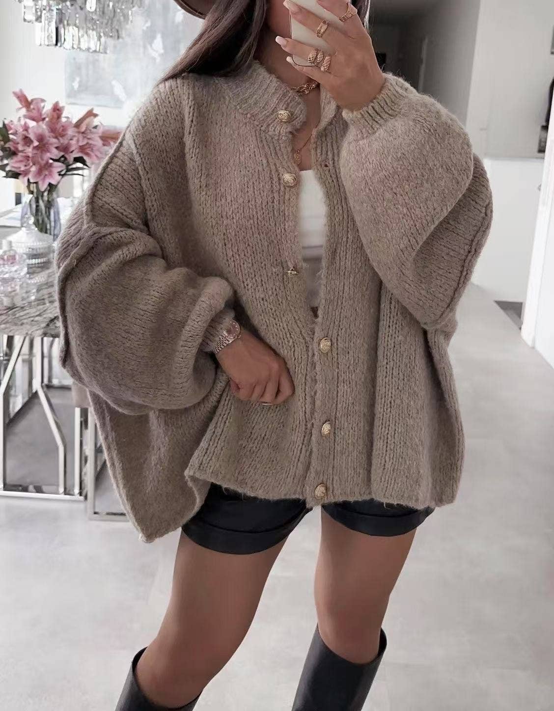 ESTEE BROWN - Vente Cardigan – femme - Gilet en laine avec boutons dorées - 10261