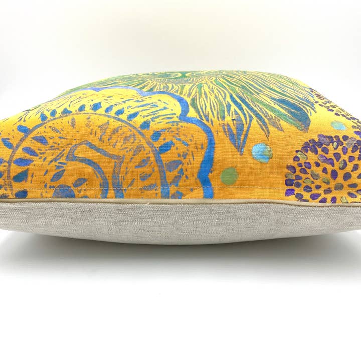 Tulusa - Wholesale Throw/Decorative Pillow - Lion Friend Among the Blooms Linen Pillow3