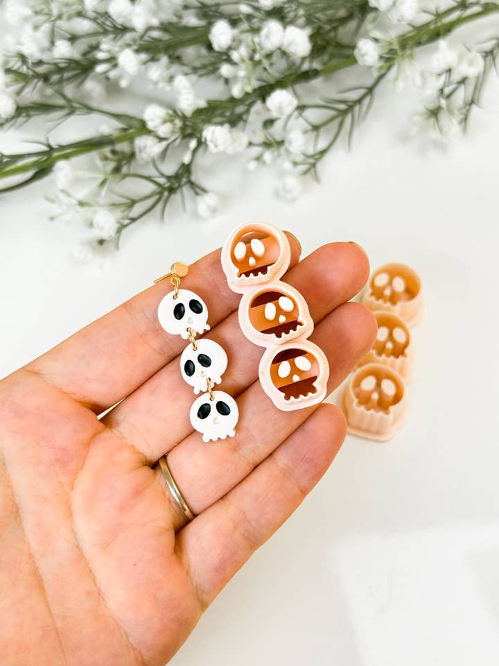 Crânes Triple Pendante Halloween 2025 Emporte-pièce en Argile Polymère PCC1703 pour la vente par Tera Clay