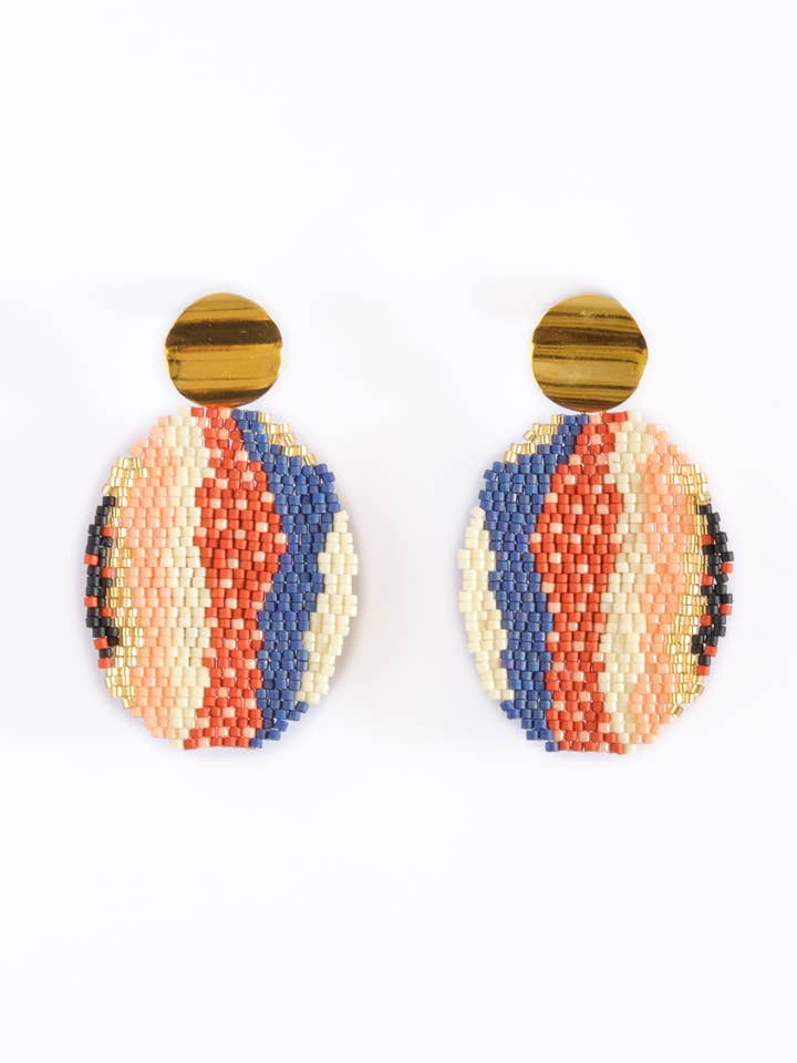 Handgeweven organische ovale oorbellen met kraaltjes (blauw) voor wholesale door Mayana Designs Co