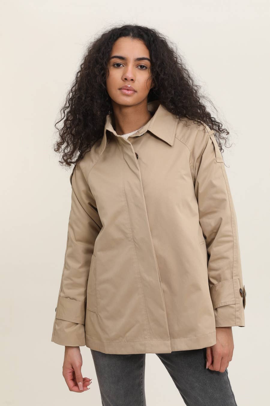 Attrait Paris - Vendita all'ingrosso Trench - Donna - Trench coat corto con bottoni invisibili3