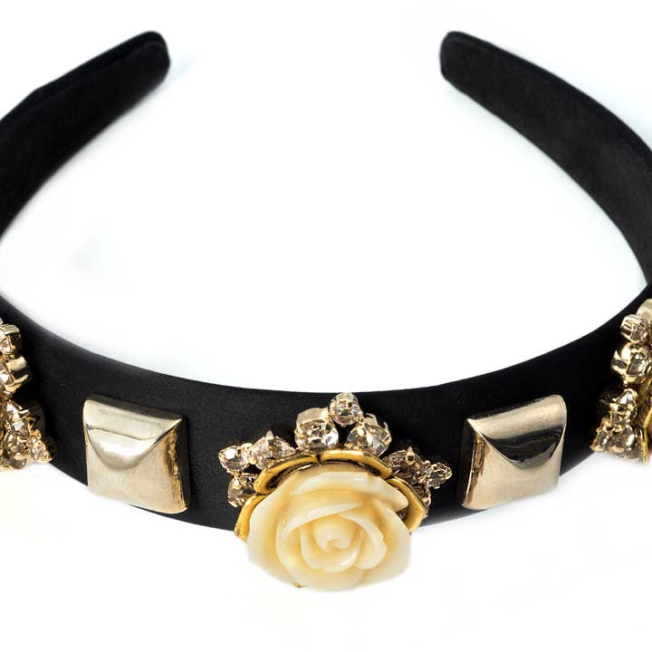 Sort pandebånd med nitter og hvide roser for engroshandel hos HUB161