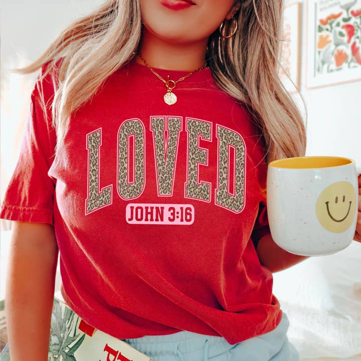 Leopard hield van Valentijnsdag T-shirt | Comfort Colors voor wholesale door Shoppe SHC