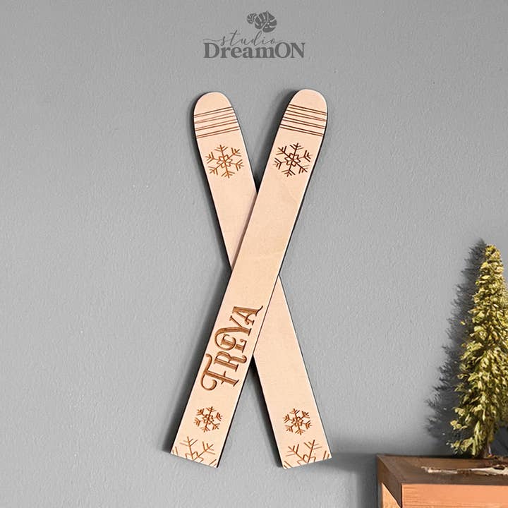 Ski-vægsdekoration med personligt navn - Træskis til bjerginspiration for engroshandel hos DreamON Studio