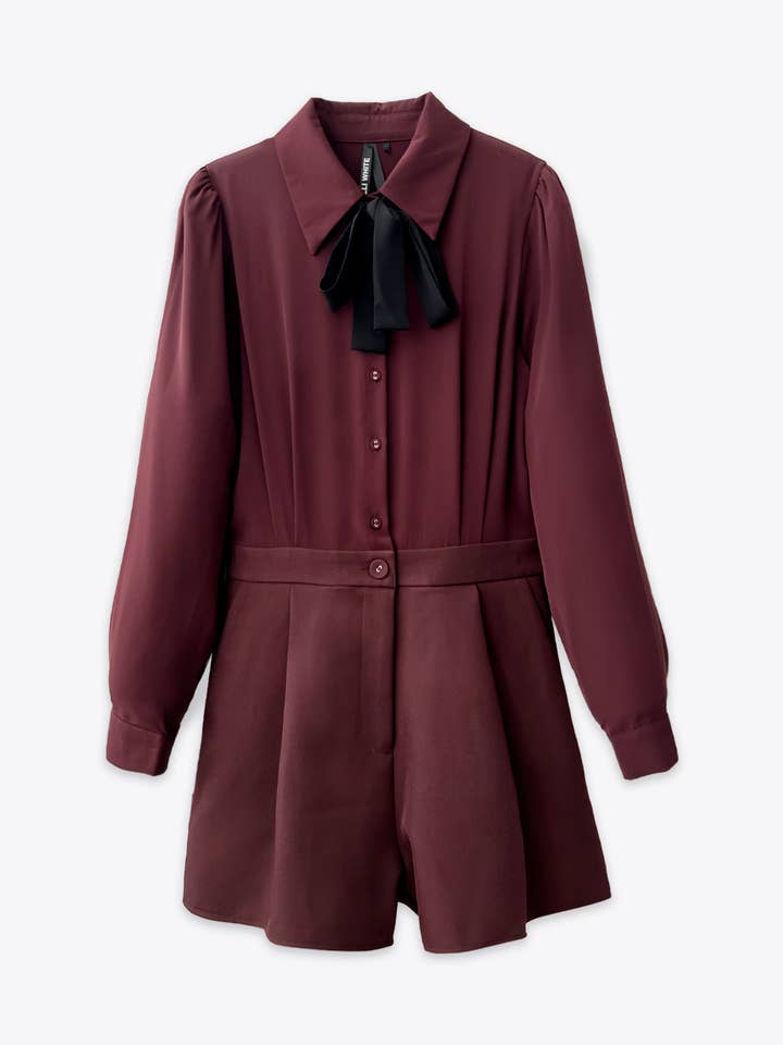 Combinaison courte esprit tailleur avec col chemise et nœud pour la vente par ELLI WHITE