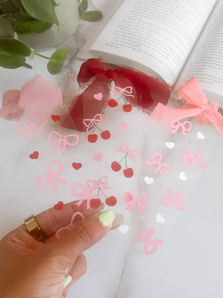 Marcapáginas de Acrílico con Lazo Coqueto y Cereza Rosa para venta al por mayor de NVDSIGNZ