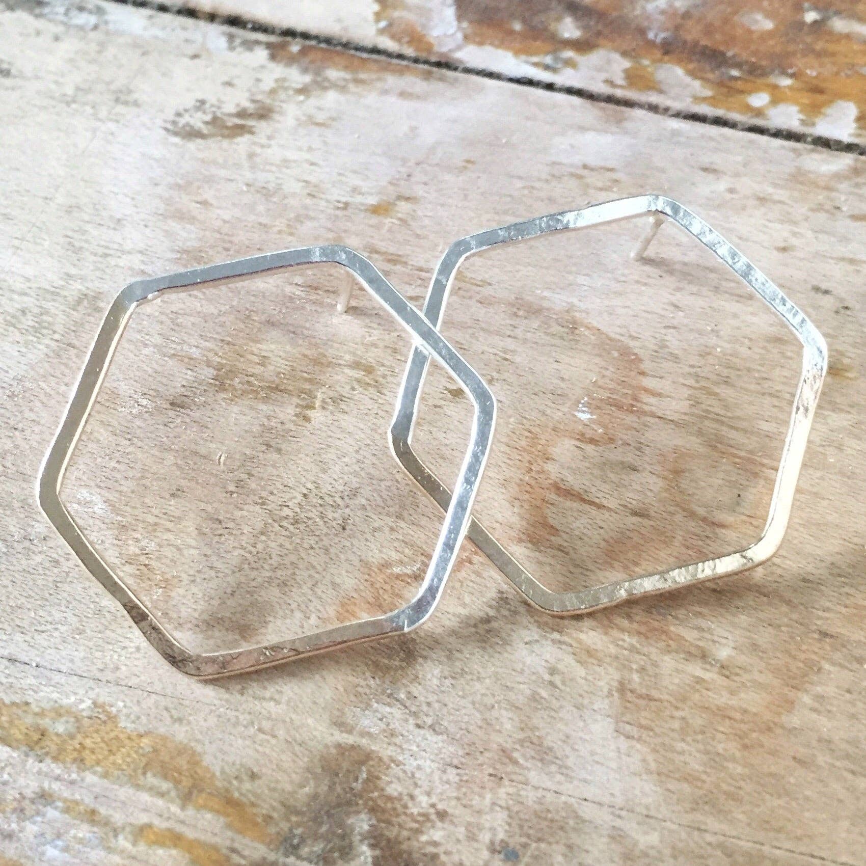 Shepherd’s Run Jewelry – wholesale Solitärörhängen – Halv och Halv Hex Studs5