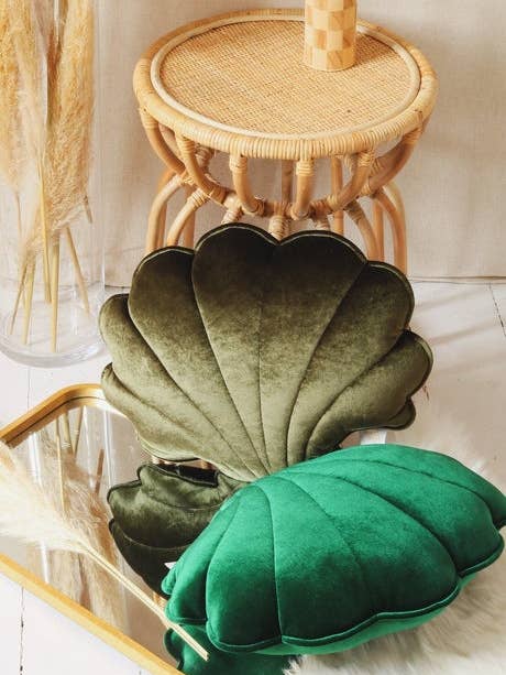 Almofada de veludo em formato de concha “Khaki Pearl” por atacado de Moi Mili