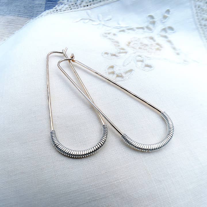 HELIX Droplet Hoops för wholesale av Hoops by Pliers & String