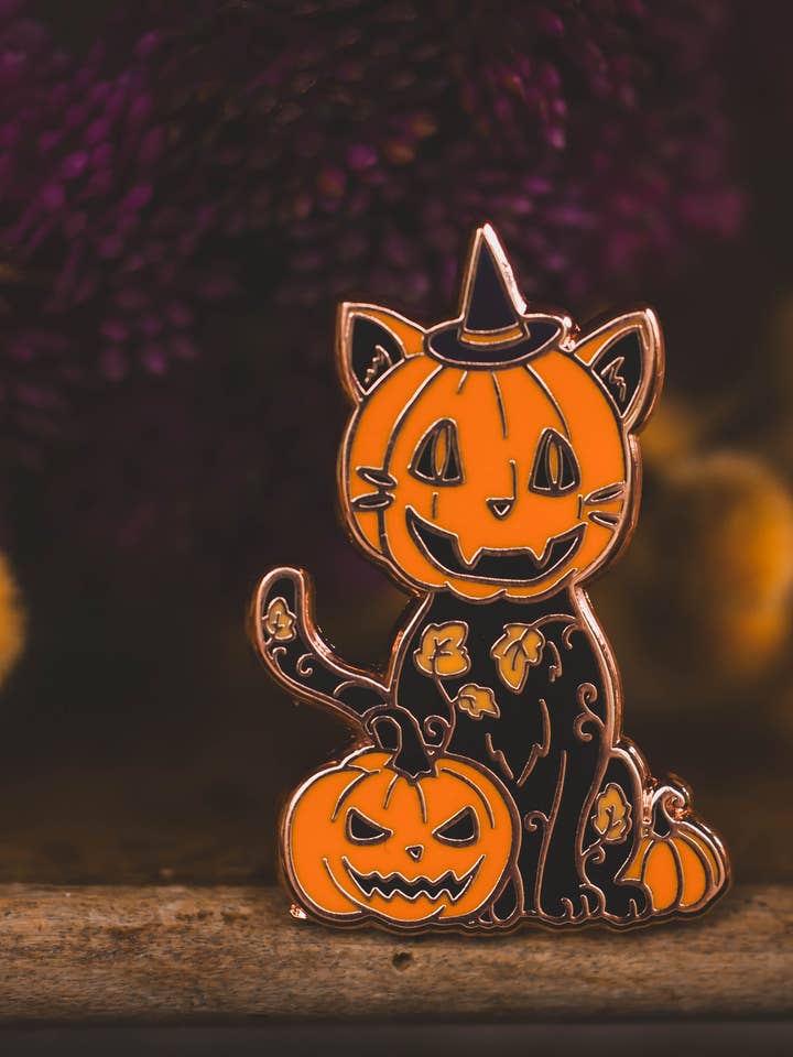 Pince en émail Binx in the Pumpkin Patch pour la vente par The Pickety Witch