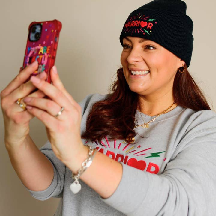 Bonnet Warrior en bleu marine foncé avec un motif rose ou bleu pour la vente par Percy and Nell Retail Limited