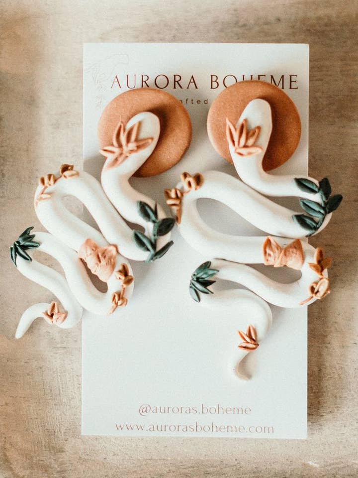 Serpents floraux blancs pour la vente par Aurora Boheme