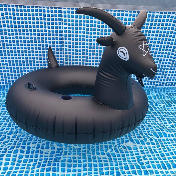 The Pickety Witch – Engroshandel Oppustelige ting – Black Phillip Goat Pool Float - „Svøm lækkert“