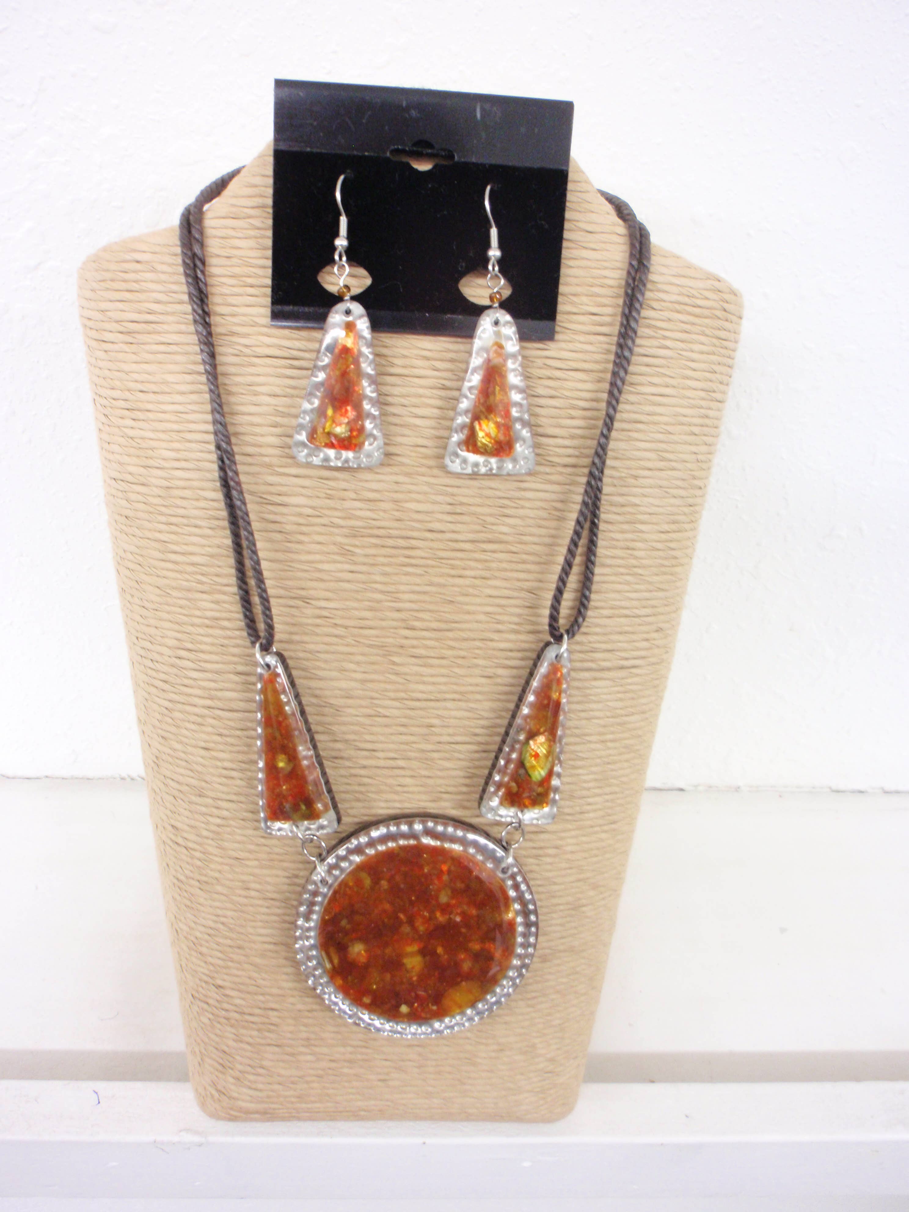 International Duru's - Vente Parures de bijoux - CORDON BRUN À 2 BRINS EN RÉSINE RONDE AVEC PENDENTIF EN FORME DE COQUE0