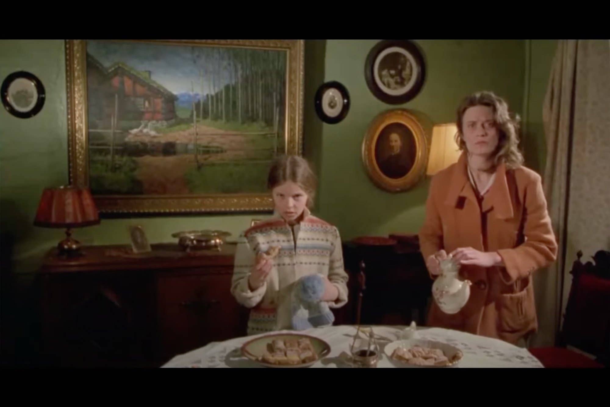 Mink - Wholesale Lapel Pin/Button - Cursed Painting from The Witches (lenticular pin)6