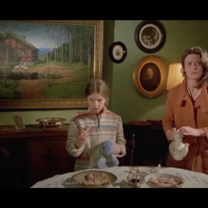 Mink - Wholesale Lapel Pin/Button - Cursed Painting from The Witches (lenticular pin)6