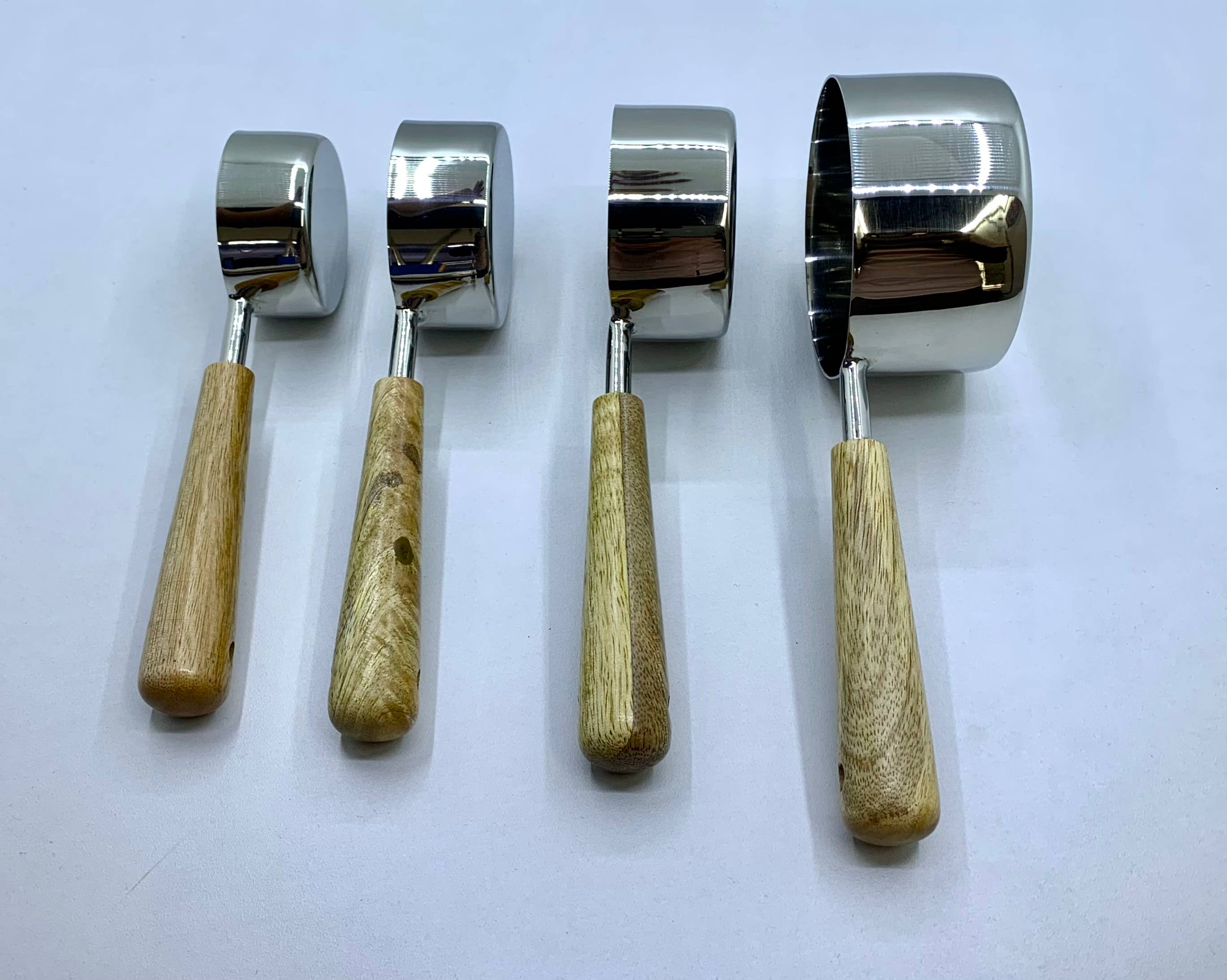 Rich Home Linens - Vendita all'ingrosso Bicchiere/tazza graduata - Set di quattro misurini in acciaio con manico in legno2