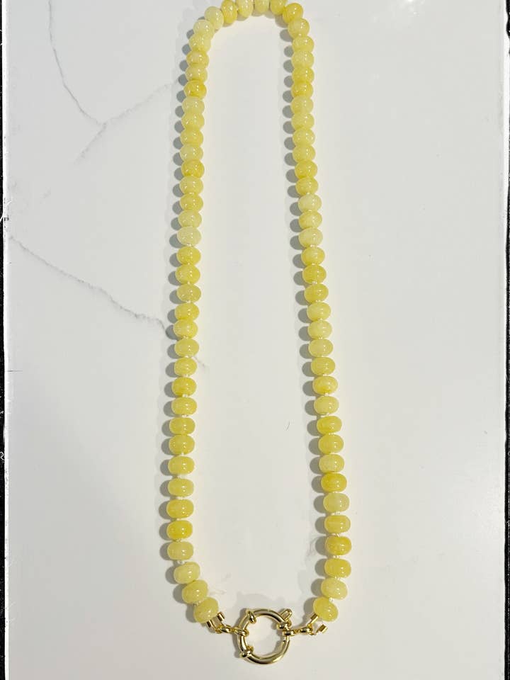 Collier en soie avec perles rondelles en jade jaune court pierre précieuse pour la vente par GentrybyJenna