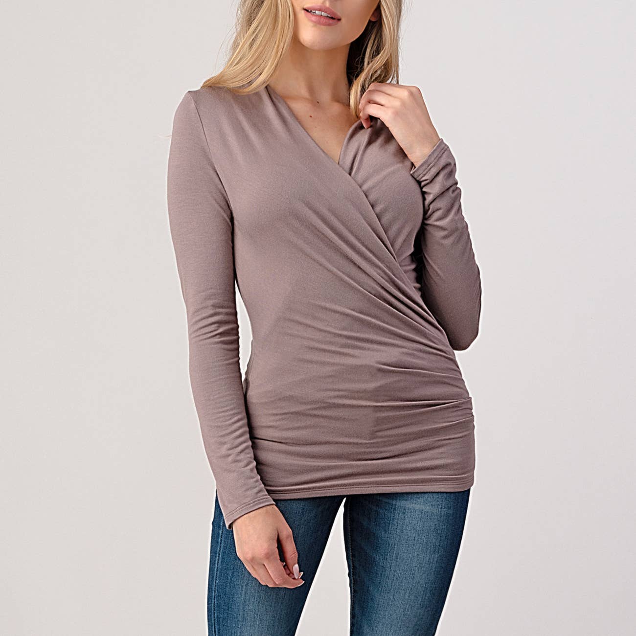 Heimious – Engroshandel Strikket top - Dame – Heimious fitted modal jersey bluse med slå-om, lange ærmer og plisserede detaljer12