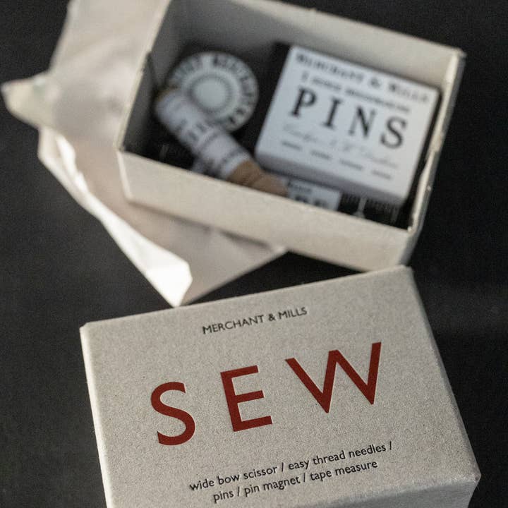 Merchant and Mills - Venta al por mayor Kits de costura - Kit de Costura Esencial en Caja Elegante0