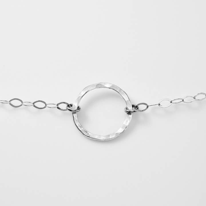 Hamret cirkelvedhæng på halskæde med sterlingsølvkæde for engroshandel hos Serendipity Creations