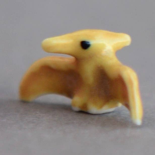 La plus petite figurine de ptérodactyle au monde pour la vente par Camp Hollow Porcelain Animal Treasures