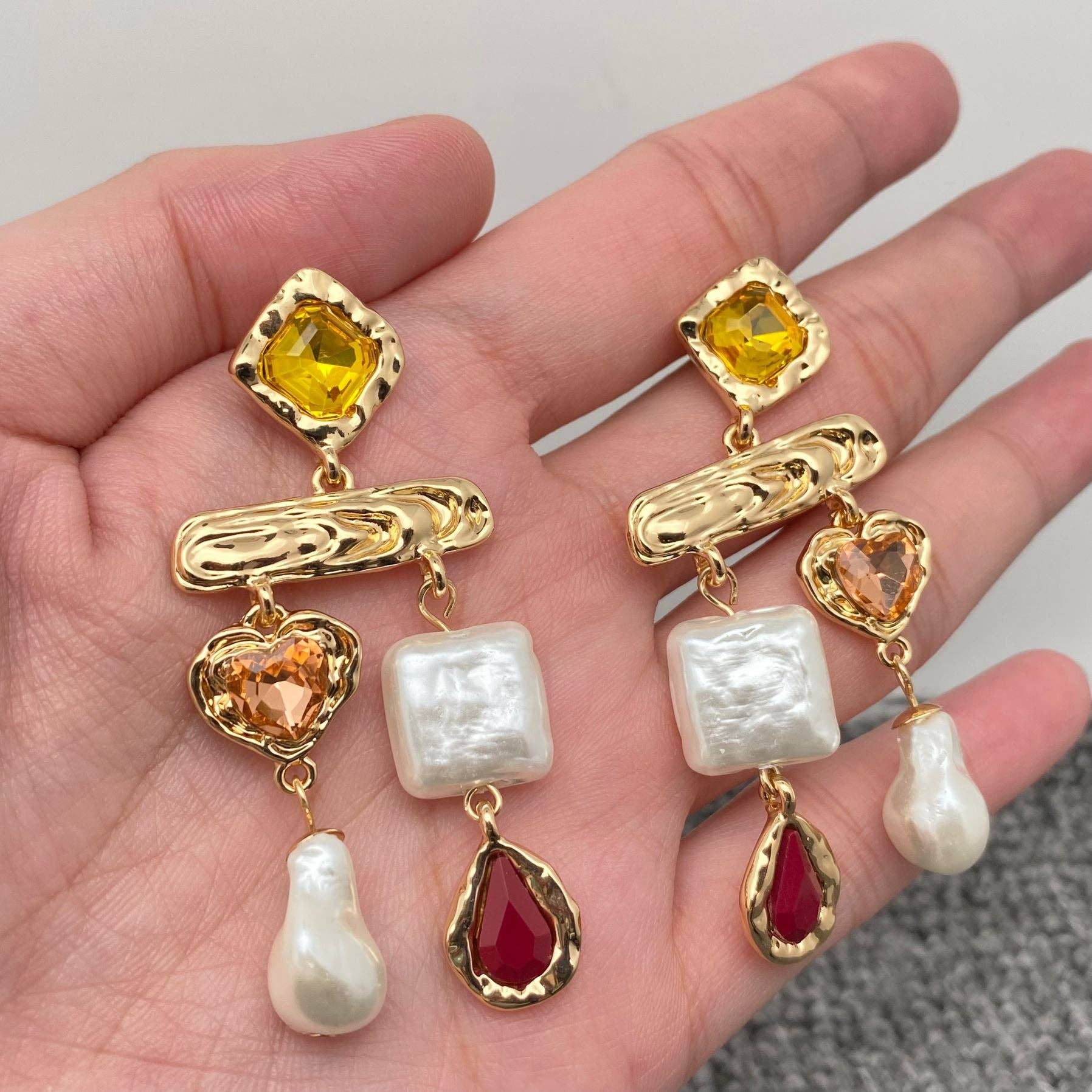 Mio Queena - Venta al por mayor Pendientes colgantes - Pendientes colgantes geométricos con perlas barrocas y cristal1