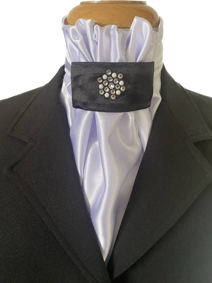 Cravate de dressage HHD Euro Dressage Stock 'Blossom' blanche avec éléments Swarovski pour la vente par Heavenly Horse Designs