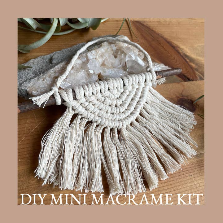 Tangled Up In Hue – Engroshandel DIY-hobbysæt – DIY Sunburst Mini Macrame vægtæppe Kit