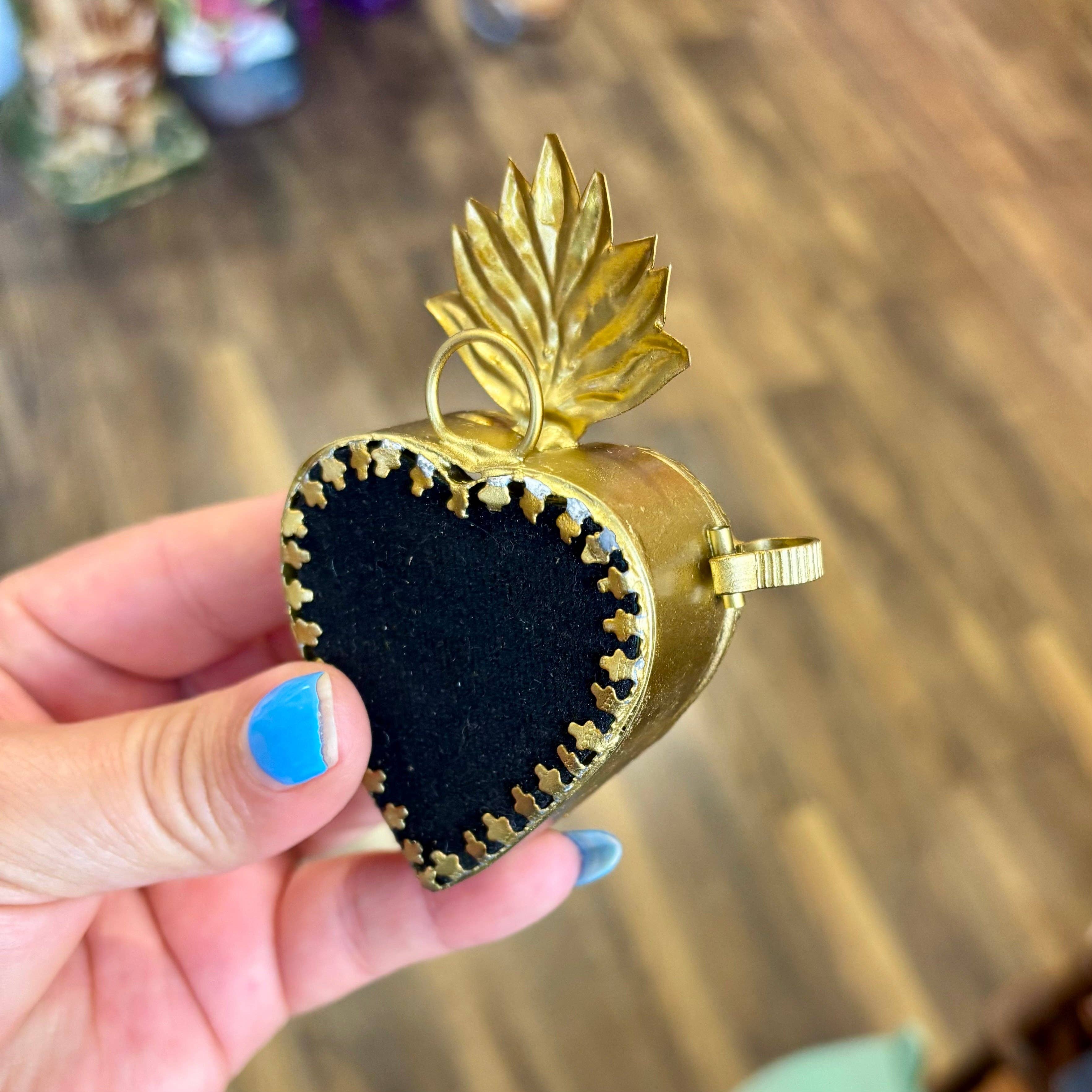 Love and Honor Jesus LLC – wholesale Decorative box – Glass Sacred Heart Boxes3