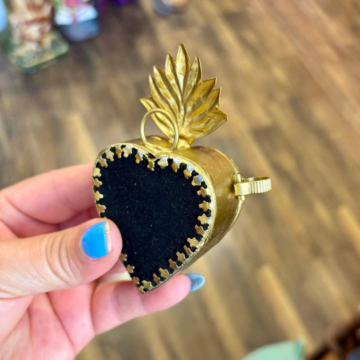 Love and Honor Jesus LLC - Wholesale Decorative Box - Glass Sacred Heart Boxes3