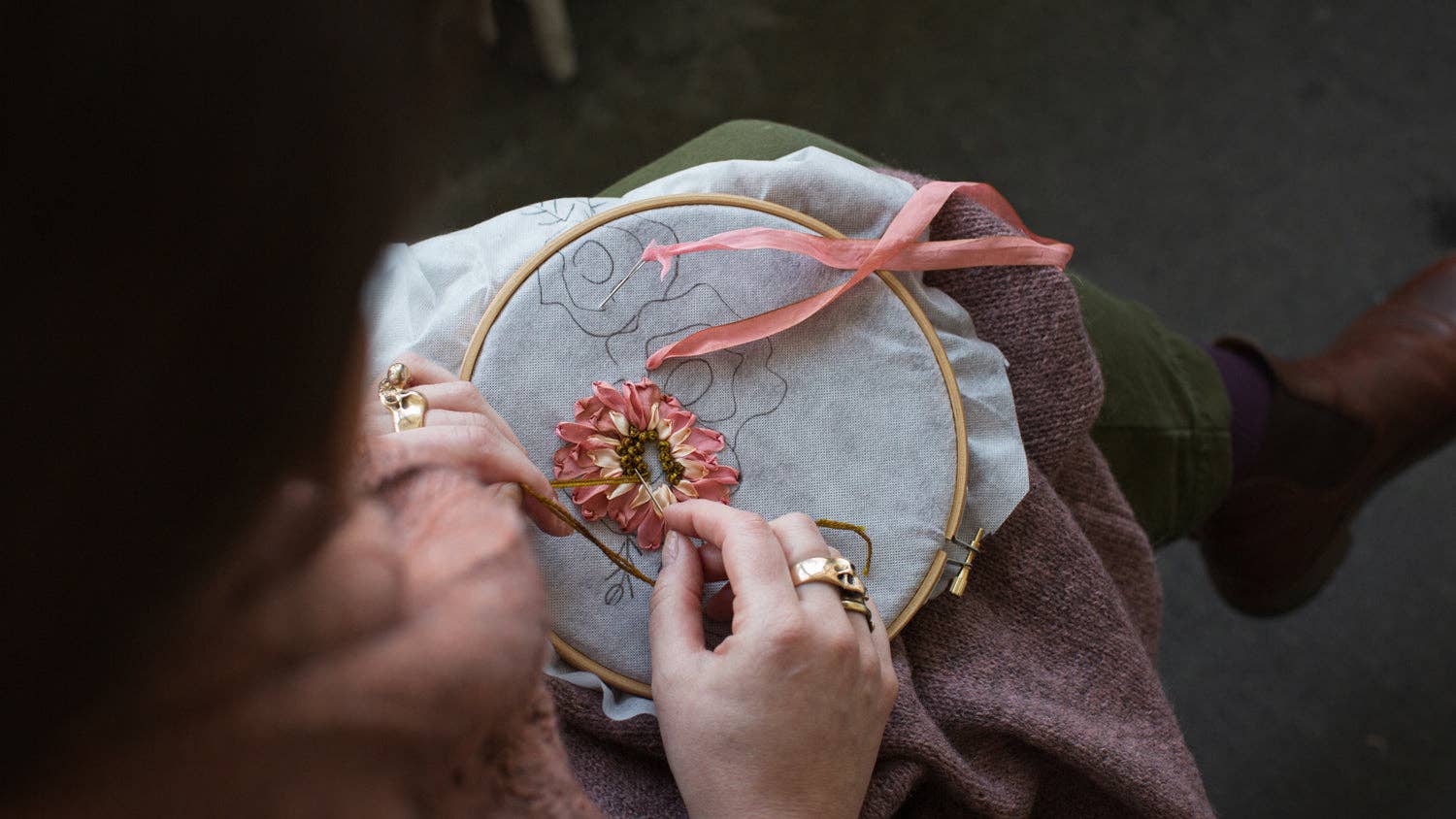 Laine Publishing – Großhandel Buch zum Thema Basteln, Hobbys & DIY – Sticken auf Strickwaren2