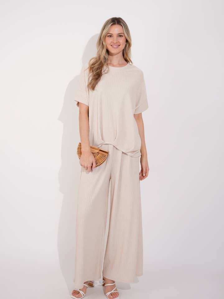 Extra grote comfortabele top van stretchjersey en broek met relaxte pasvorm voor wholesale door CY FASHION. LONDON