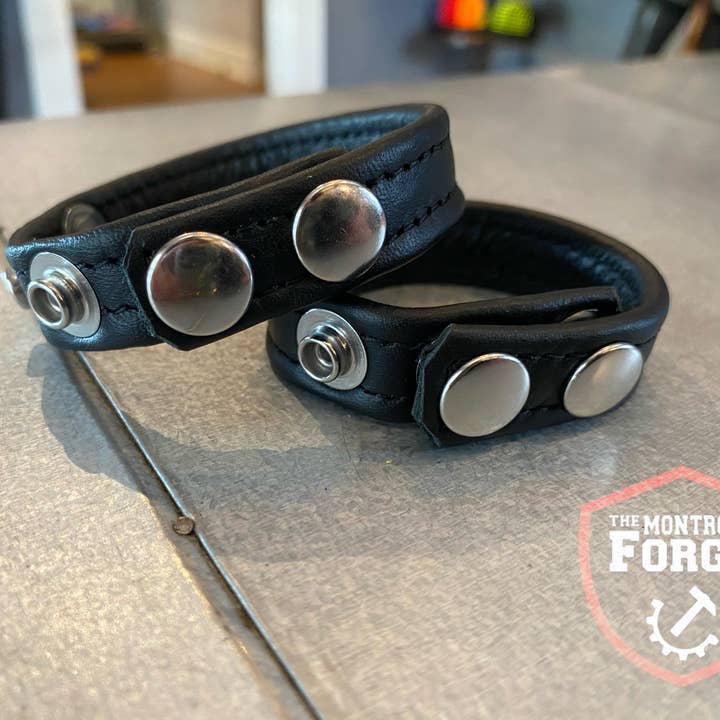 The Montrose Forge - Vendita all'ingrosso Sex toy - Anello a C in pelle sottile a 3 bottoni (disponibile in 11 colori)