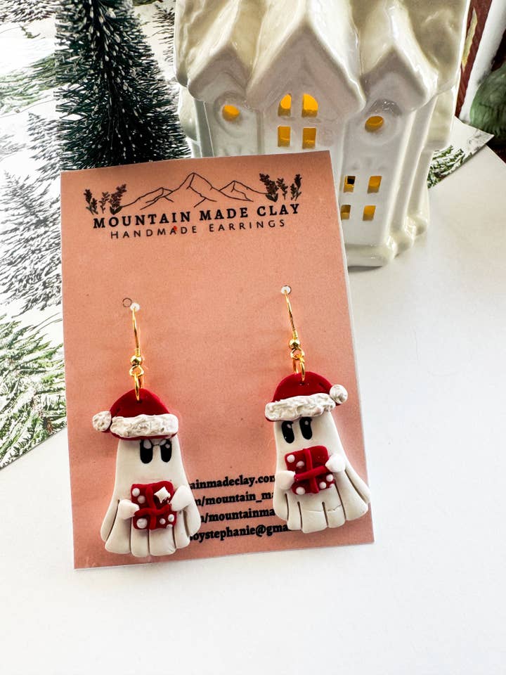 Orecchini Fantasma di Natale | Pendenti Fantasma Natalizi | Orecchini Festivi Spettrali per la vendita all'ingrosso da parte di Mountain Made Clay - Handmade Polymer Clay Earrings