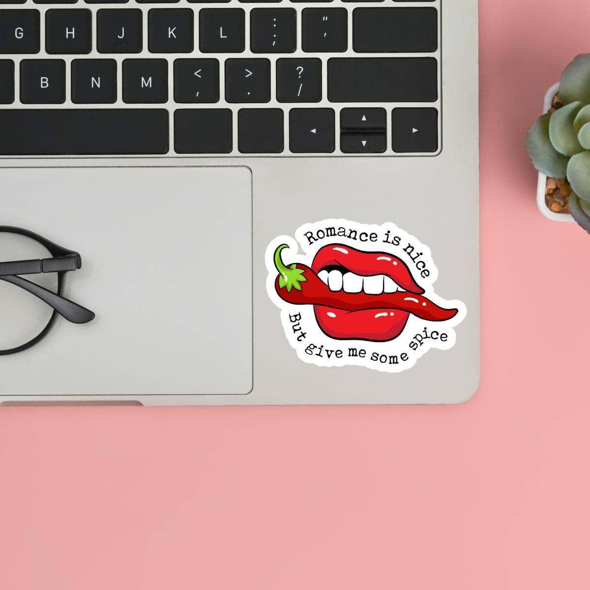 Cheeky Chick Sticker Co. - Vente Autocollant - La romance, c'est bien, mais donnez-moi du piquant Autocollant Lèvres Ardentes0
