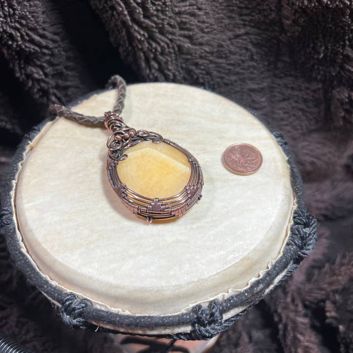 Collier en calcite jaune pour la vente par Mother Of Metal