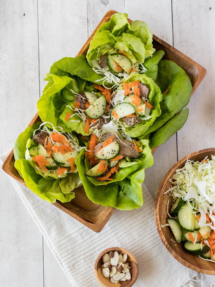 Bol rectangulaire en bois d'acacia pour la vente par The Little Market