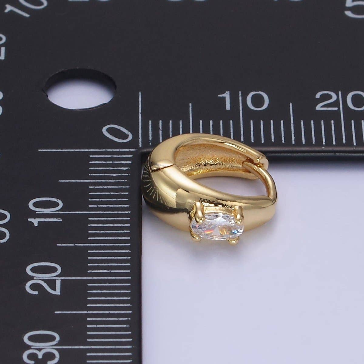 Aim Eternal - Vente Petits anneaux - Boucles d'oreilles Huggie en forme de dôme ovale en zircone cubique remplies d'or 14 carats | AB12582