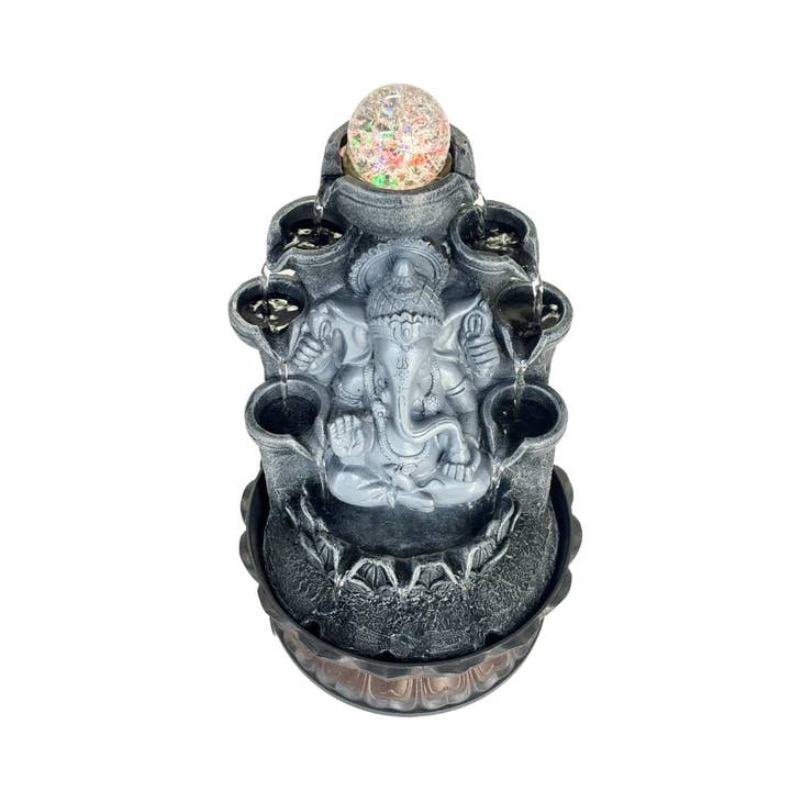 Earths Elements Wholesale - Vente Échantillon pour commerçant – décoration d'intérieur - Fontaine à eau Ganesh à 4 niveaux avec orbe en cristal et statue Ganesh1
