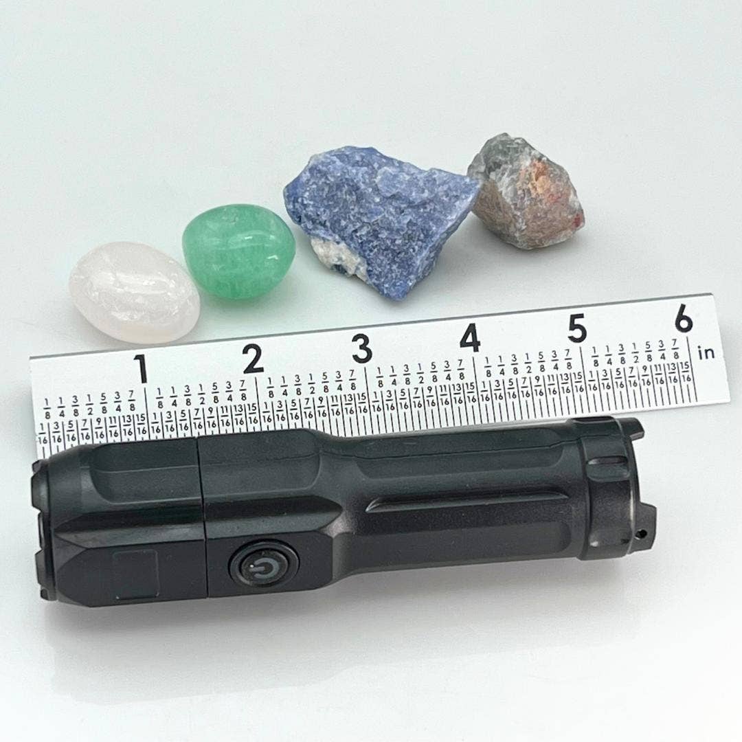 Crystal River Gems LLC – Engroshandel Spirituelle sten og krystaller – Genopladelig UV-lommelygte 365nm med startkollektion af UV-reaktive ædelsten1