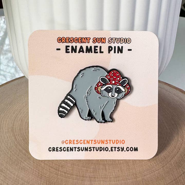 Épingle en émail raton laveur, épingle en émail champignon mignon pour la vente par Crescent Sun Studio